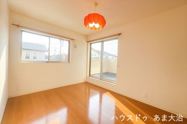 6.5帖洋室:各窓にカーテンレール付きで、入居時費用を抑える事ができそうです。(照明器具は契約対象外)※居住中につき室内をCGにて家具消しをしたものです。