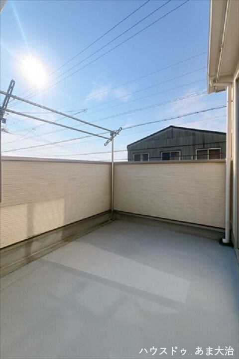 2部屋から出入り可能なバルコニー。南向きなので日当たりも期待できそうです♪