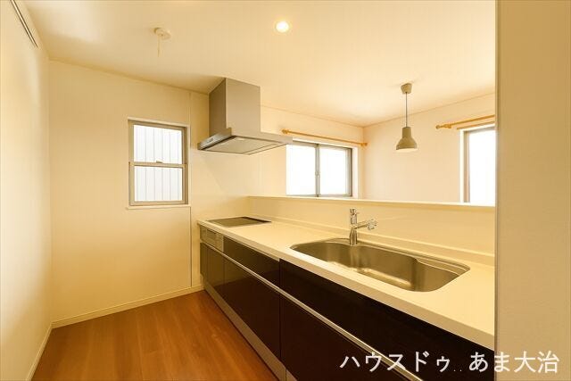 キッチン背面にはカップボード等を設置してもゆとりのある空間で調理もしやすそうです。(照明器具は契約対象外)※居住中につき室内をCGにて家具消しをしたものです。