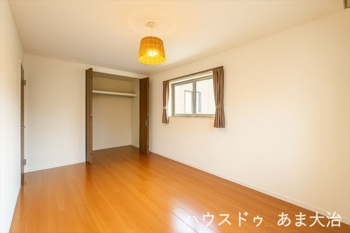 8.2帖洋室:一番広い洋室は主寝室にぴったり◎ワイドな収納スペースを設けた造りです。(照明器具は契約対象外)※居住中につき室内をCGにて家具消しをしたものです。