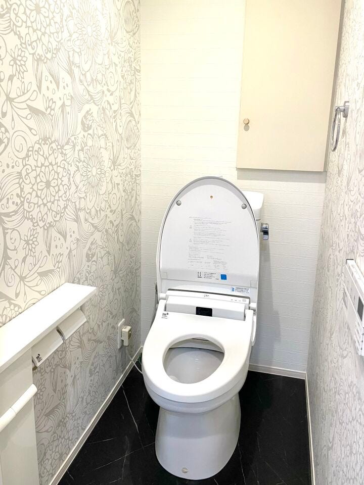 ◆棚の付いたトイレで、トイレットペーパーなど置いておけますので便利です!温水洗浄便座なので、寒い冬でも安心してお使いいただけます♪