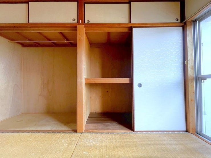 【押入】収納力沢山の押し入れで、生活空間をすっきり整理。季節ものや大きな物もすっきり収納でき、無駄なスペースをなくします。扉を開ければすぐに取り出せる便利さが魅力。しっかり収納できる頼れる収納空間です
