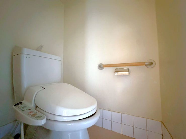 【トイレ】温水洗浄機能付便座の、お手入れのしやすいトイレを採用しました。換気もバッチリできます。毎日使うところなので綺麗を保ちたいですね。収納もありトイレットペーパーやお掃除グッズなどを収納できます♪