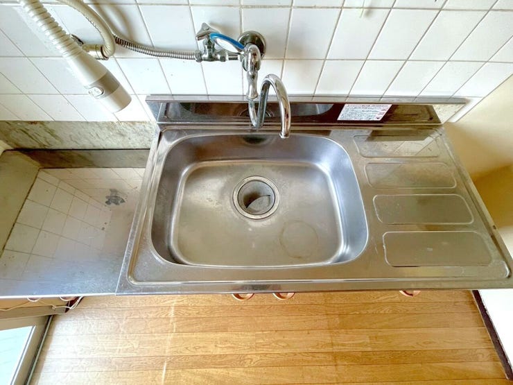 【シンク】非常に丈夫で高温にも強く、熱い鍋などを直接置いても問題なし!水に強くて錆びにくいのでお手入れも簡単!スタイリッシュなデザインが魅力のステンレスシンクです。長く使いやすい素材として人気です♪