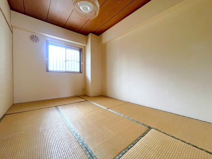 【和室】2部屋の和室をつなげて広々と使うこともでき、ご家族の集まりやお子さまの遊び場としても活躍します。収納も充実しており、暮らしやすさを感じられる間取りです。