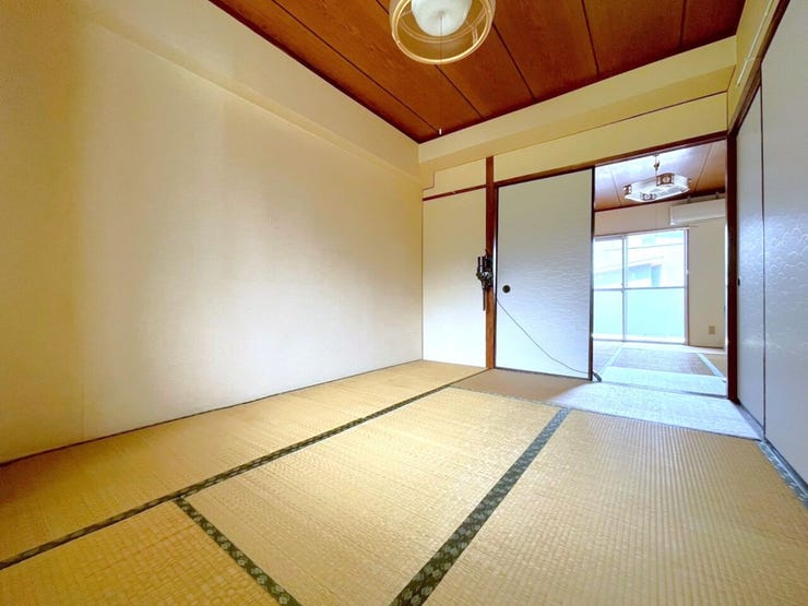 【和室】6畳の和室が2部屋続きで配置されており、ご家族の団らんや来客時にもゆったりと利用できます。各居室に押入れを備え、収納力にも優れた、使い勝手の良い和空間です。