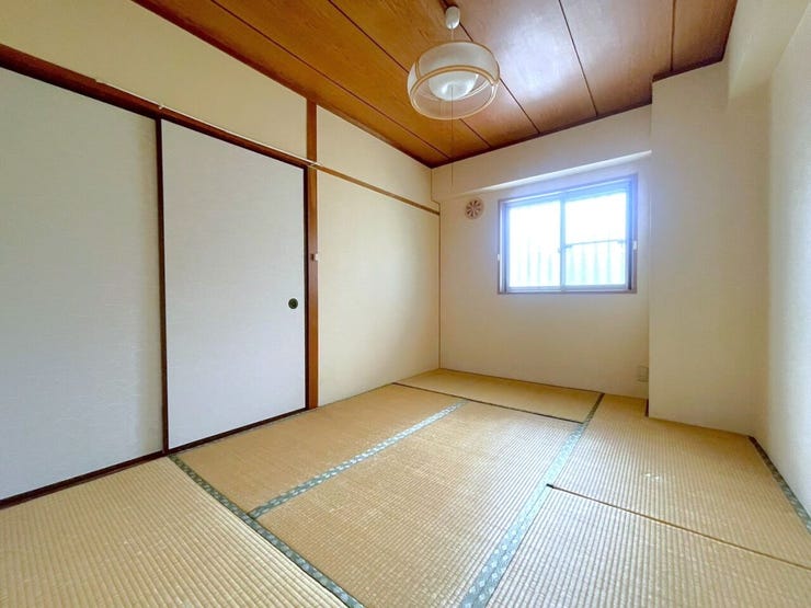 【和室】日本を感じる和室です。和の雰囲気が素敵なお部屋です。明るく居心地が良いちょっとしたお部屋は、なにかと重宝します♪お子様のプレイルームとして、客間として、様々な使い方ができそうですね♪