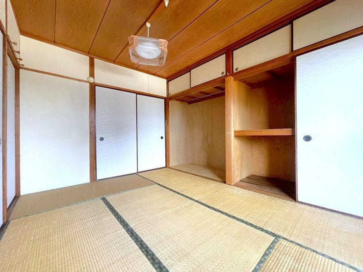 【和室】
【和室】日本を感じる和室です。和の雰囲気が素敵なお部屋です。明るく居心地が良いちょっとしたお部屋は、なにかと重宝します♪お子様のプレイルームとして、客間として、様々な使い方ができそうですね♪