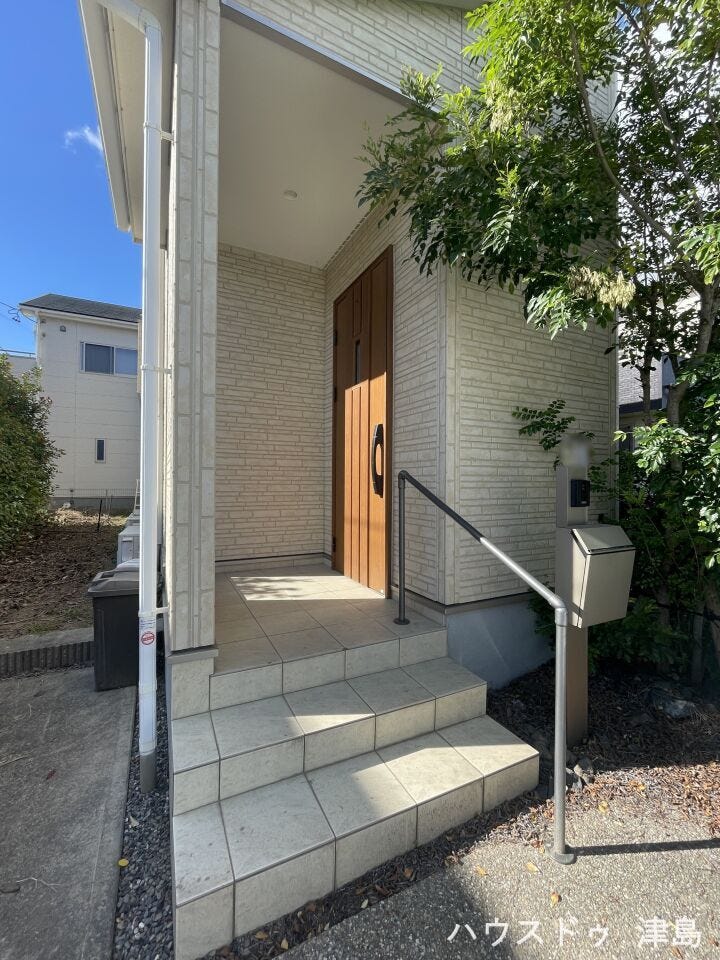 玄関ポーチは照明付きで暗い時間帯の帰宅も安心です。表札・インターホン・ポストが一体型になった門柱は照明付きなので夜間は安心ですね。