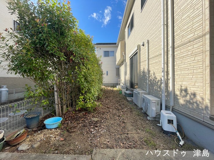 南側のお家との距離があるので、季節を問わず室内への採光も期待できそうです。敷地南側にお庭も確保。お子さまと砂遊びしたり、夏にはプールもできます。一緒にお花や野菜を育てて楽しむこともできます。