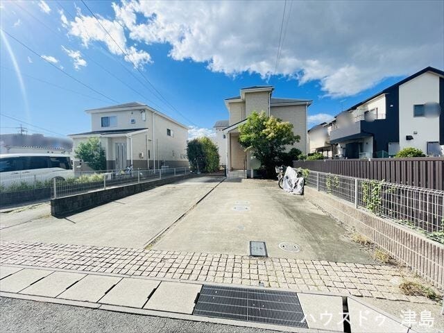 駐車は4台可能なので、お子様がお車を持たれるようになったときにも安心のカースペースとなっています。駐車位置から玄関までがスグなのでお買い物後の荷物もサッと入れられます。