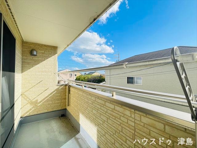 2階8帖洋室に面したバルコニーです。壁付型のバルコニー物干し金物が設置されており、竿を挿して使用するタイプです。