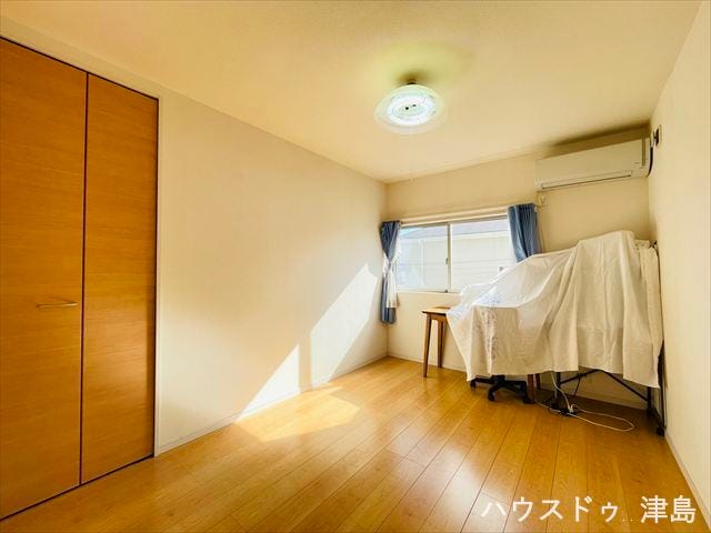 6帖洋室。1面採光ですが、南側に面しているので明るい室内になっています。腰窓は家具のレイアウトを邪魔しないので、模様替えも楽しめそうですね♪