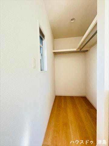 6.5帖洋室収納。L字にハンガーポールが設置してあり収納力に優れています。窓が設置してあるので、通気良好です。全居室に収納が完備され、お部屋はすっきり!
