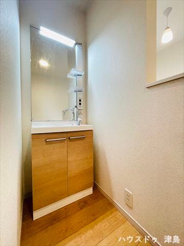 2階ホール洗面台。慌ただしい朝は各階に洗面台が設置され、気持ちよく身支度ができます。