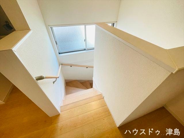 手すりが設置してあるので小さなお子様から年配の方まで安心してお使いいただけます。窓があるので1、2階の風通しも良好です。