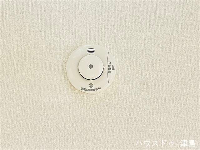 火災報知器。火災による煙や熱を感知して、警報音やブザー等で火災の発生を知らせてくれる頼もしい味方です。