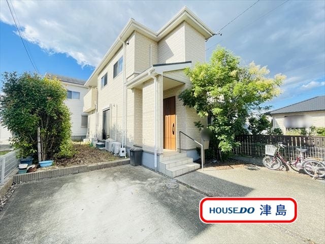 【外観】
南小学校・天王中学校に建つ、2016年5月築、4LDK中古一戸建てです。徒歩圏内に生活施設が揃う至便な立地です。約62.5坪、駐車4台・南庭付きです。家事動線に優れた間取りです。