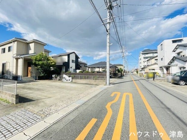 東側公道幅約6.3m。道幅にゆとりがあるので、車種を選びません。大きめのお車を乗りたい方にもおススメです。