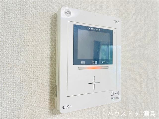 モニター付きインターホン。来訪者を事前に確認してから会話ができ安心です。また、訪問者と直接会わずに会話ができてトラブルの回避のもなります。