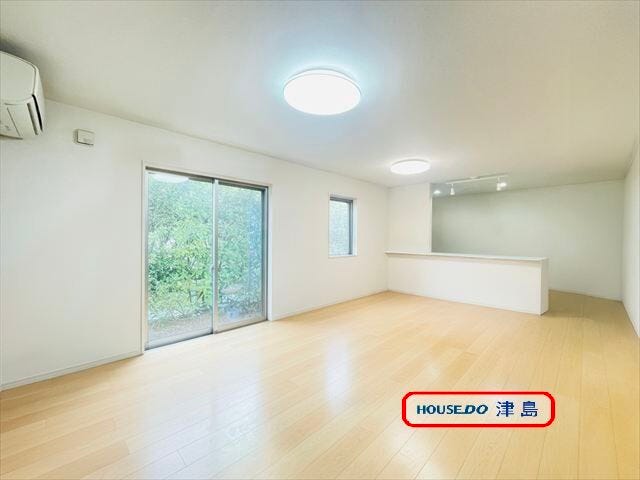 南側に広く面した18帖LDK。南側にお庭を配置することで室内への陽当たりを確保しています。温かな陽射しの下で家族団らんの時間を過ごしていただけます。
※実際の写真から家具消しの加工行っております。