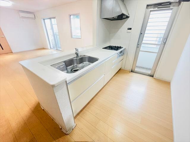 飽きの来ないナチュラルカラーのキッチンです。オープンタイプなので圧迫感がなく開放的です♪勝手口があるのでゴミ出しやゴミの分別にとっても便利。
※実際の写真から家具消しの加工行っております。