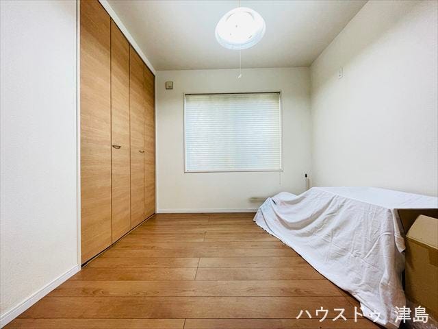 1階洋室。4.5帖洋室はキッチンでお料理していても目が届くので、お子様がお昼寝していても常に確認できで安心です。奥行きのある押し入れタイプの収納は布団や季節物の家電製品もスッポリと収納できます。