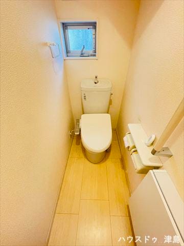 1階トイレ。各階に温水洗浄便座が設置。2階で過ごすときも階段を使わずに済むので快適ですね。ペーパーホルダーが2つあるのもちょっと嬉しいポイントですね。