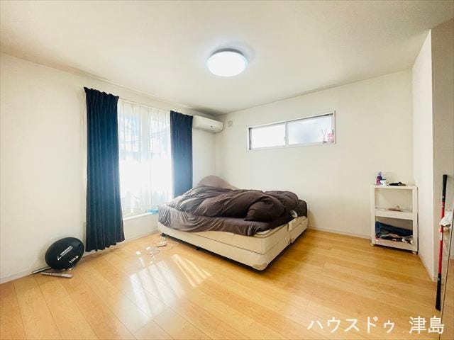 2階8帖洋室。西側に位置するお部屋で大きなベッドやシングルベッドの2台置きなども可能ですね。西側の窓は高くなっているので、視線に配慮され西日の緩和にもなりますね。