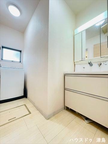 キッチン横の洗面室は、朝ご飯の支度をしながらの洗濯作業もスムーズにできる動線になっています。慌ただしくなる時間に助かる配置ですね。