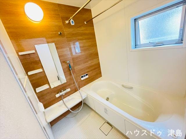 落ち着いた雰囲気の浴室はベンチ浴槽になっているので半身浴を楽しめ、お湯の節約にもなります。浴室乾燥機が設置され、雨の日でも洗濯物を干すのに助かりますね。