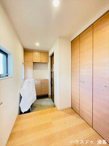 南側の明るい玄関で気持ち良く朝の送り出しができます。シューズボックスの中段にはインテリアを飾っていただけるスペースもあります。ホール収納にはお出かけ時や通勤通学時に必要なアイテムをまとめて置けます。