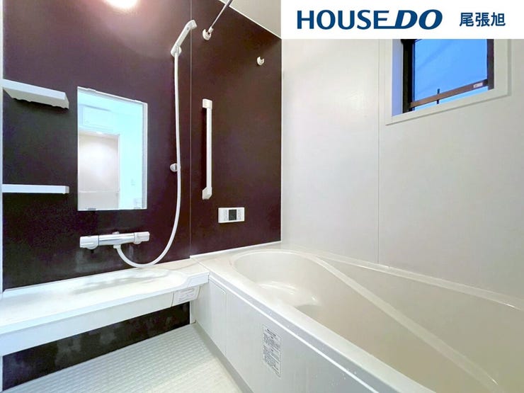 【浴室】自然の光と風を感じる、心地よい浴室空間。浴室に窓を設けることで、朝日や夕日が差し込む爽やかな空間が広がります。湿気やカビの防止にも効果的で、換気がスムーズに行えます。