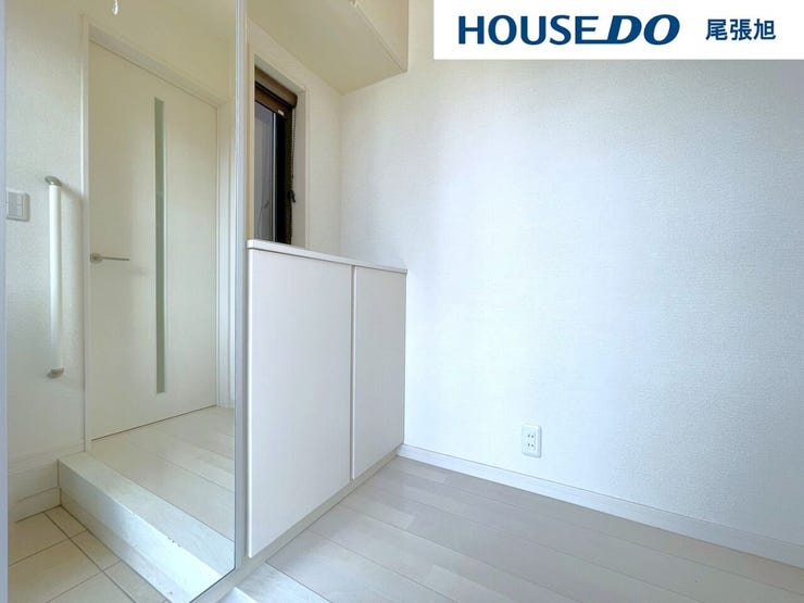 【玄関】大容量のシューズボックスが付いた玄関です。ご家族の靴もすっきり収納できます。綺麗な玄関を保てそうです♪窓も付いており、明るい空間です。帰ってきたくなるマイホームをご家族でつくりあげたいですね♪