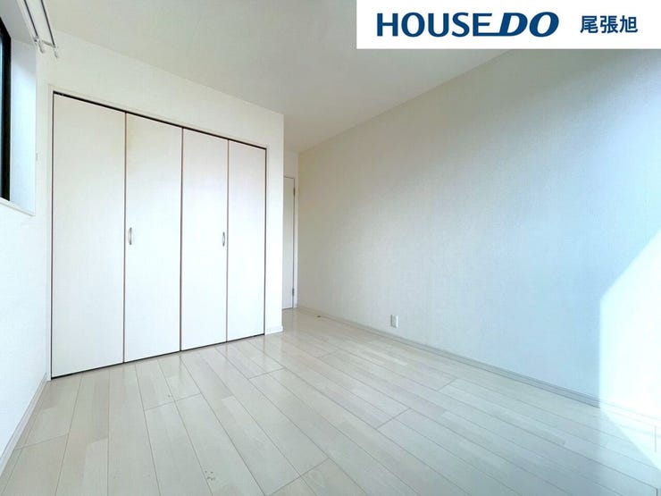 【洋室】明るい雰囲気の洋室です。広々とした明るいお部屋で、陽射しもたっぷり入ってきます。収納もご夫婦の衣類がたっぷり収納できるクローゼットがございます。ご夫婦のご主寝室にいかがでしょうか♪