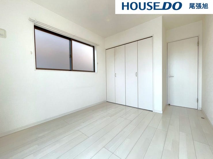 【洋室】多数の洋室があるため、それぞれ各部屋でプライベート空間をお楽しみいただけます。収納も完備しているのですっきりとしたお部屋でお寛ぎいただけます。2面採光のため、日当たりも良好です!