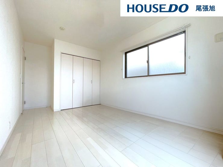 【洋室】お住まいになられる人数以上の部屋数は、お子様のお昼寝スペースや、家事スペース、来客用の個室にと、あると嬉しい空間。収納もあり、置き場所に困りがちな布団や季節ものの収納場所にも重宝します。