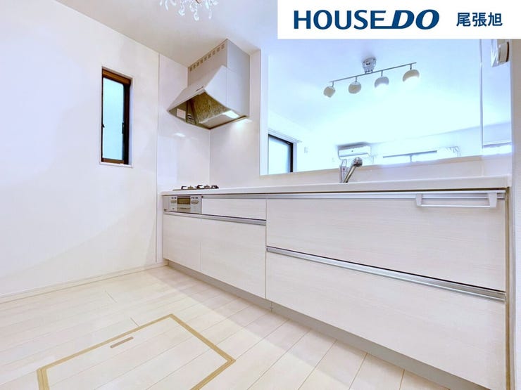 【キッチン】調理道具や食器などをたっぷり収納でき、お手入れも簡単なシステムキッチンを採用しました♪毎日のお料理を効率的にしてくれる動線は「1分でも家事の時間を短縮したい」という思いを叶えてくれます♪