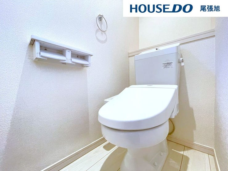 【2階トイレ】空気の換気と光の明るさに配慮した清潔感のあるトイレです。ご自分の好きなアロマや芳香剤を置いて落ち着く空間を演出するもの良いですね♪1人になれる空間ですから、リラックスしたいですね。