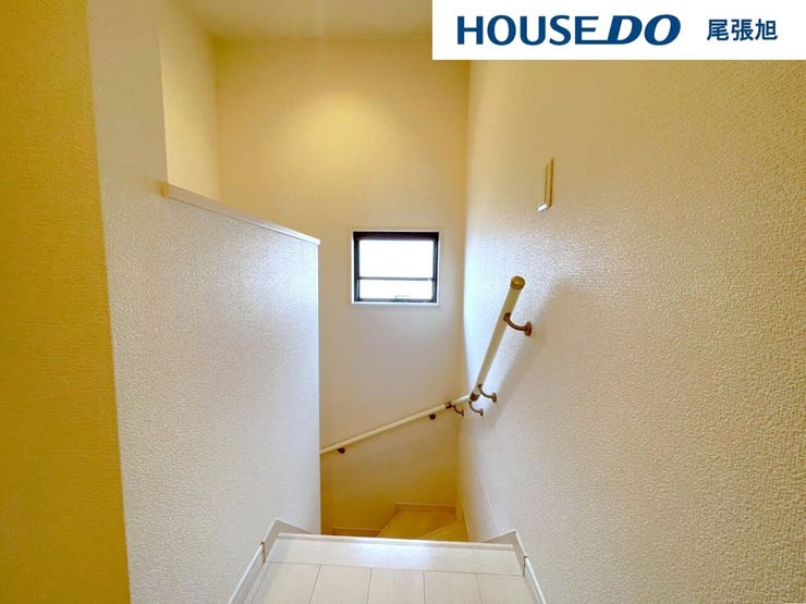 【2階 廊下・ホール】階段には窓が設けられ、自然光が差し込む明るい空間です。手すりも設置されているため昇り降りも安心して行えます。毎日使う動線だからこそ、明るさと安全性に配慮された設計です。