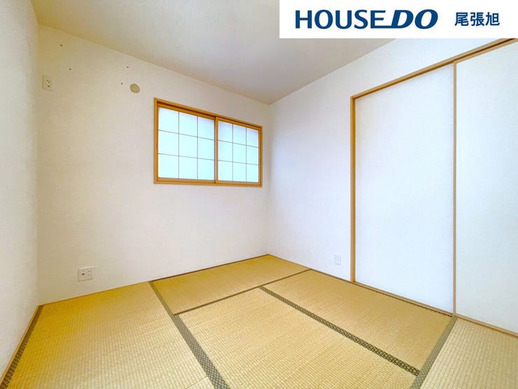 【和室】リビングの隣にある和室です。お子様のお昼寝スペースや、家事スペース、来客用の個室にと、あると嬉しい空間。収納もあり、置き場所に困りがちな布団や季節ものの収納場所にも重宝します。