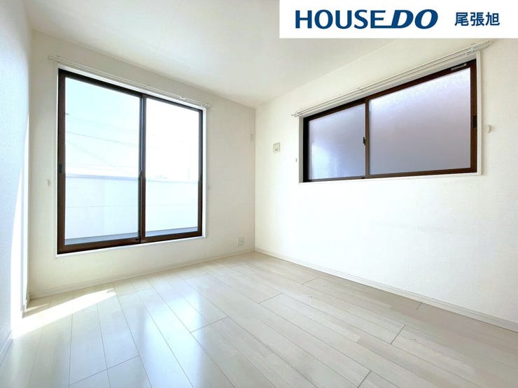 【洋室】広々とした洋室です♪ゆとりのある洋室はご夫婦の主寝室にいかがですか?♪クローゼット付きなので収納にも困りません。各居室収納はたっぷりあるので、お部屋をすっきりと保てそうです♪