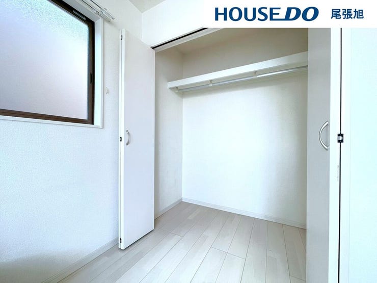 【クローゼット】広々としたクローゼットで、収納に余裕を持たせ、毎日をもっと楽に。整然とした空間で、探し物を減らし、ストレスフリーな生活を。収納力も良く、衣類がすっきり片付きます。