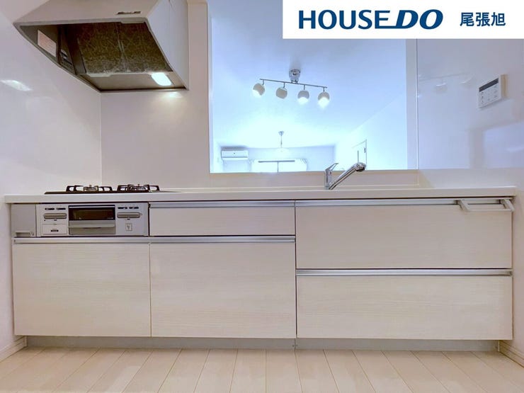 【キッチン】収納豊富でお手入れの簡単なシステムキッチン。汚れてもさっと綺麗にできます。収納スペースは、お料理に使うグッズや調味料などをすっきり収納できます。綺麗なキッチンだとお料理もはかどりそうです。