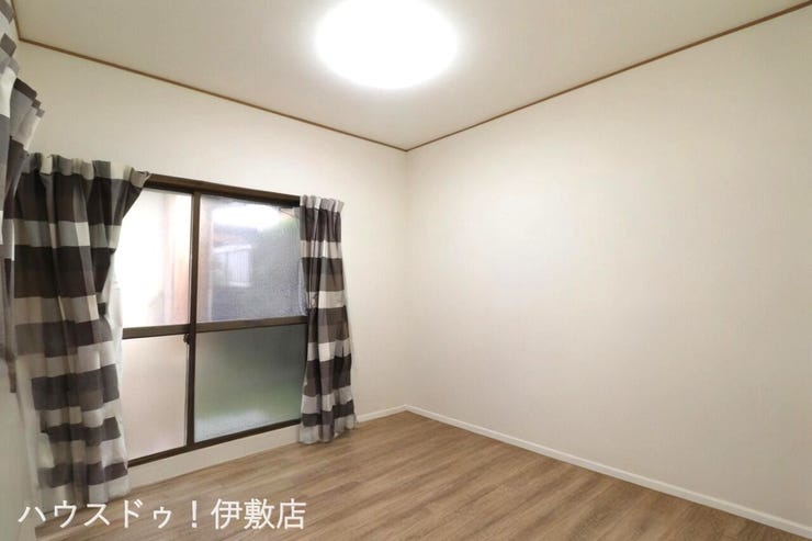 【1F洋室4.5帖】
南日本ハウスにて無料でリフォーム見積もり致します。ワンストップサービスで物件の購入からリフォーム工事まで弊社にお任せ下さい。
※AIによる家具消し済