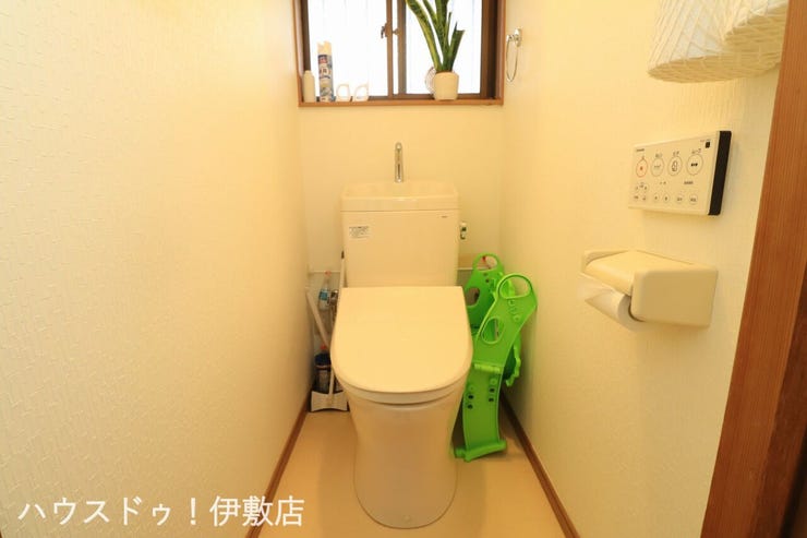 【トイレ】
ウォシュレット機能付きのトイレ!
※AIによる家具消し済