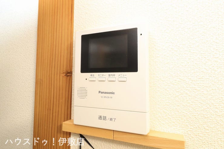 【モニター付きインターホン】
誰が来てもわかるモニター付き♪女性が一人で家にいてもこれなら安心