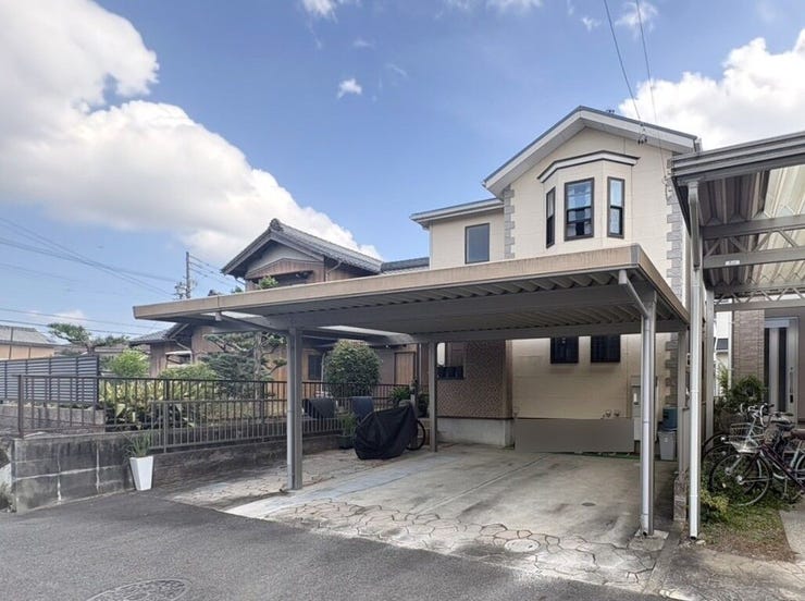 ◇外観写真◇
各居室6帖以上とゆとりあるお部屋の4LDK♪各居室はもちろんのこと、廊下や玄関スペースにも収納スペースが完備されています♪玄関は吹抜けとなっており、明るく開放的です。
