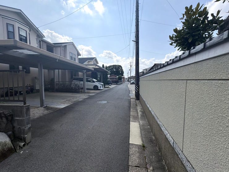 ◇前面道路◇
前面道路は広くありませんが、その分車の通行も控えめな前面道路なので、お車などの騒音に悩まされることは少なく、比較的静かに生活することができますね。