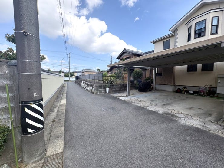 ◇前面道路◇
駐車場部分全体にカーポート完備。愛車を雨・紫外線から守り、乗り降りの快適性や車内環境の改善など、日常生活の利便性が大幅に向上します。